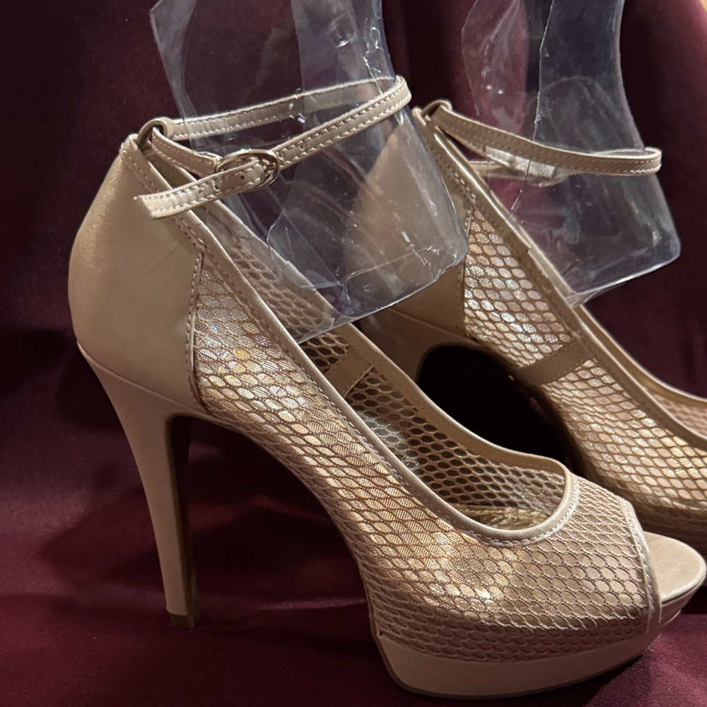 Jennifer Lopez Beige Peep-Toe Heels Size 7.5 - Picture 2 of 10